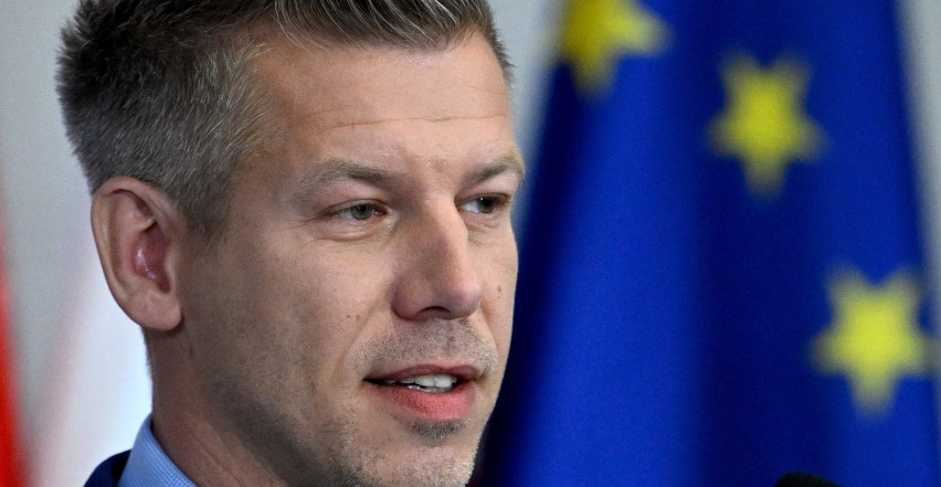 PETER MAĐAR VRATIO ZASTAVU EU Pročitajte koji je razlog u pitanju