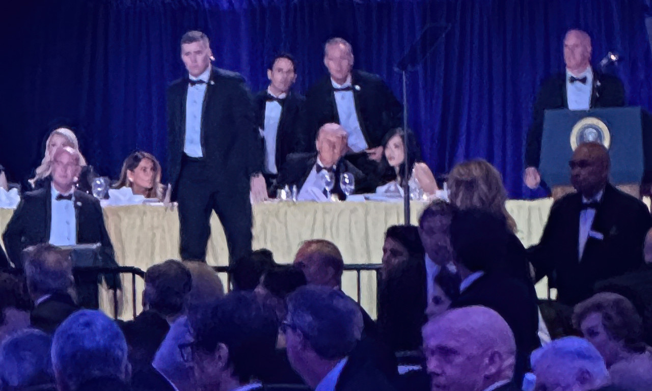 PUCNJAVA U "HILTONU", TRAMP I MELANIJA MUNJEVITO EVAKUISANI Snimci sa lica mesta otkrili najsitnije detalje! (FOTO+VIDEO)