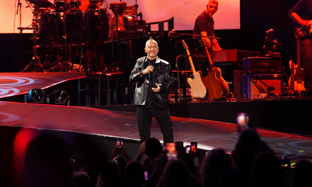 SPEKTAKL U BEOGRADU: Eros Ramacoti održao koncert u punoj areni (FOTO)