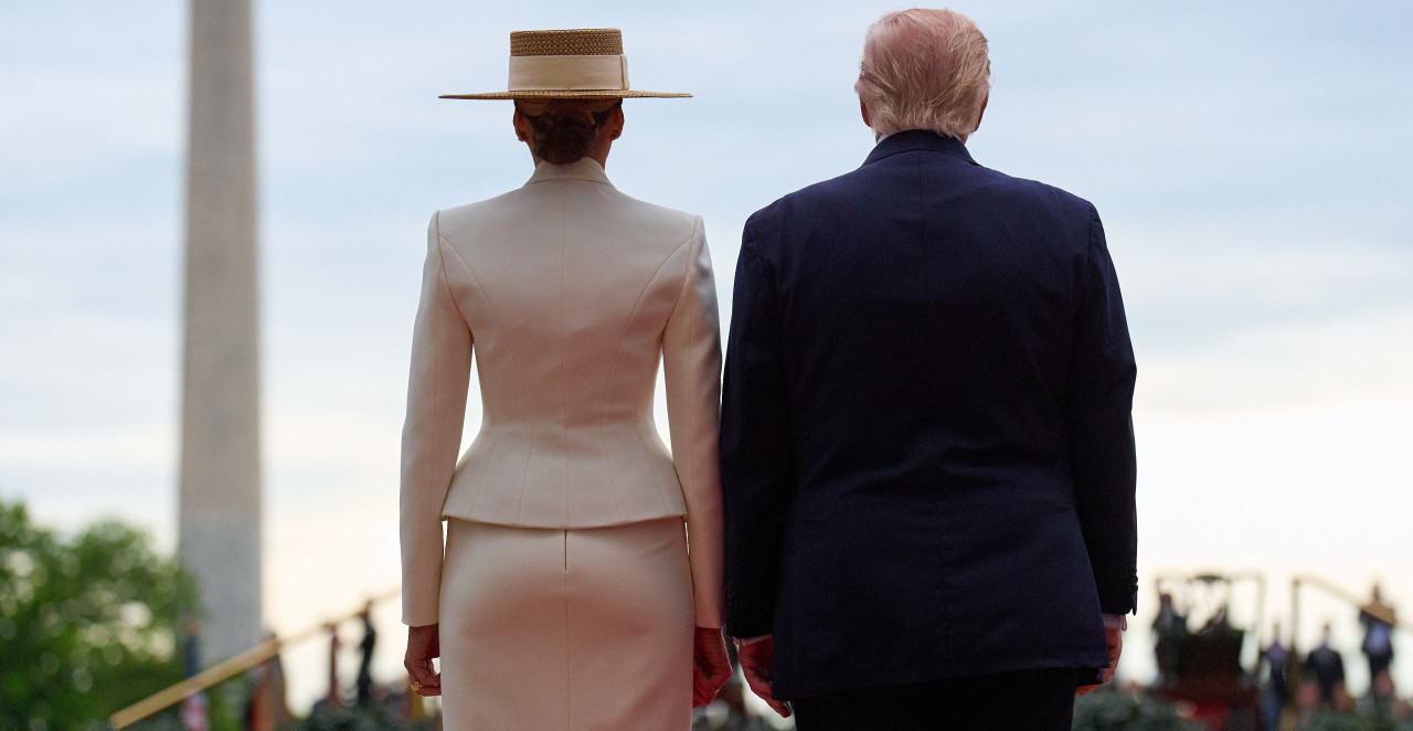 DODIRNI ME MAKAR SLUČAJNO - FOTKA IZ BELE KUĆE O KOJOJ SE PRIČA Zašto Melanija izbegava dodir sa Trampom u javnosti?