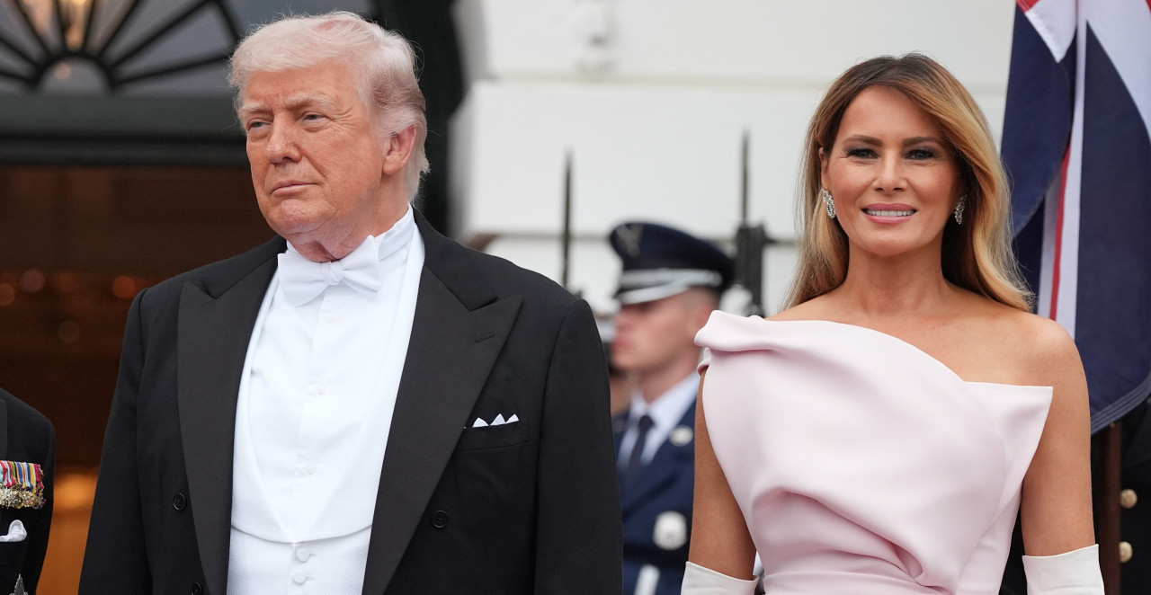 POGLEDAJTE SNIMAK O KOM BRUJI PLANETA: Donald pokušao, Melanija ga "oladila"! Internet gori zbog njenog postupka (VIDEO)