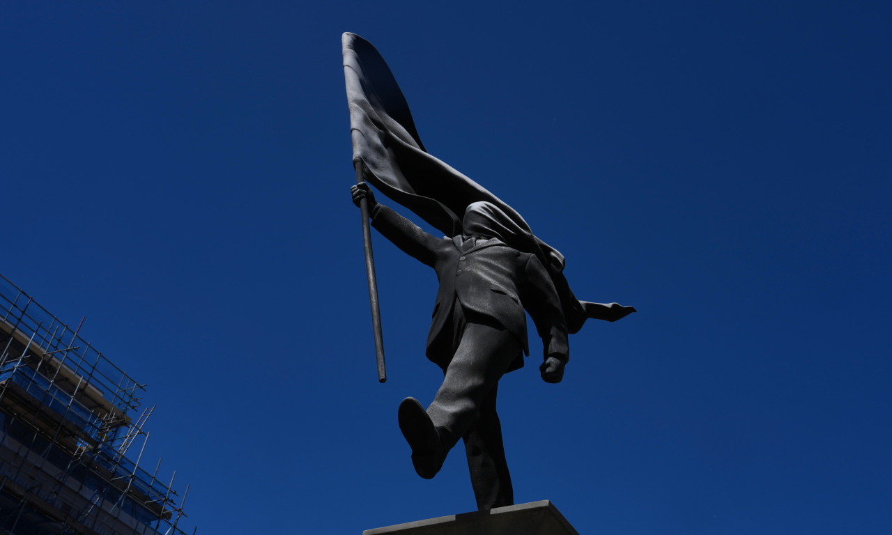 BENKSI PONOVO ŠOKIRAO! Misteriozna skulptura se pojavila preko noći u Londonu, pogledajte kako izgleda (FOTO)