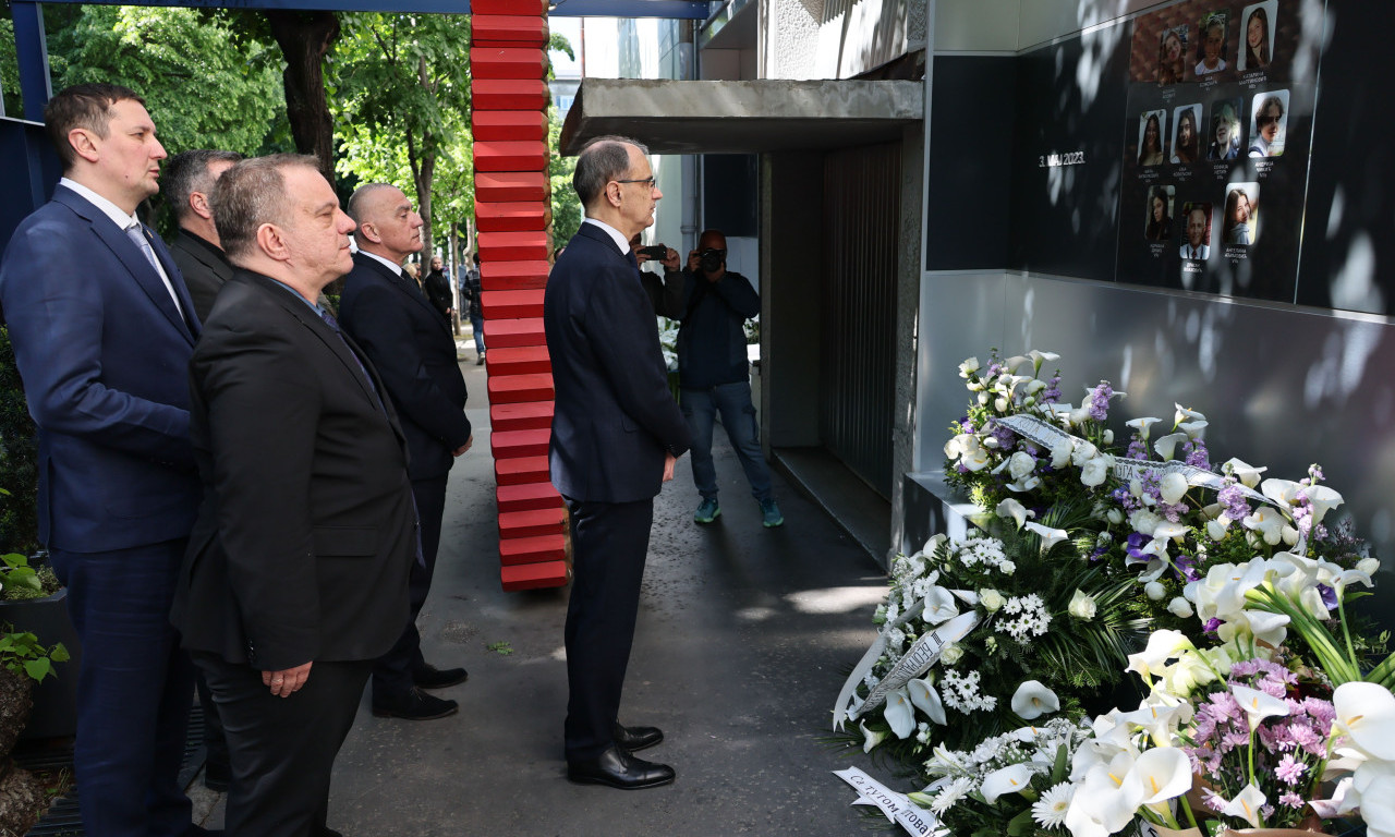 VENAC ISPRED "RIBNIKARA" OD VLADE SRBIJE Premijer Macut i ministri odali poštu stradalima (FOTO)