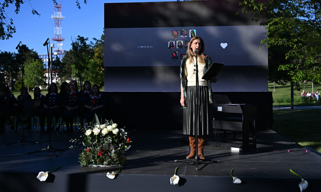 EMINA MAJKA ODRŽALA POTRESAN GOVOR: Na Tašmajdanu obeležena godišnjica tragedije u "Ribnikaru" (FOTO+VIDEO)