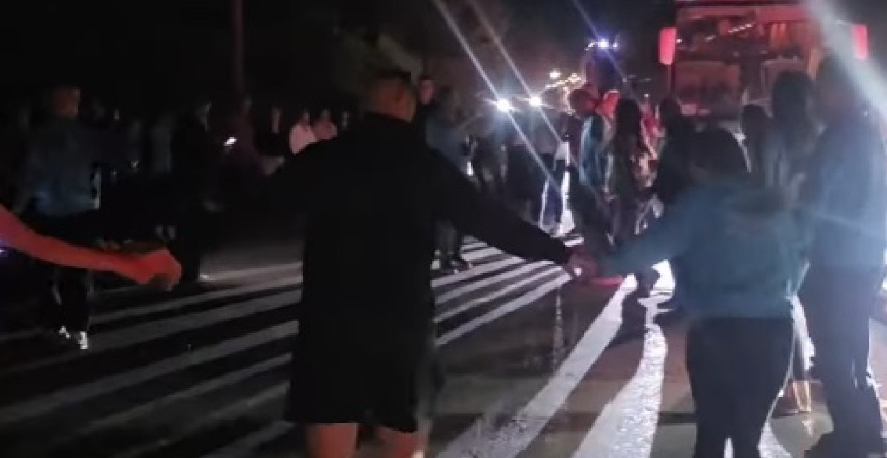 OVOG SAMO SRBIN MOŽE DA SE SETI Sate čekanja na Evzoniju pretvorili u masovno veselje! Stvarno smo "nebeski narod" (VIDEO)