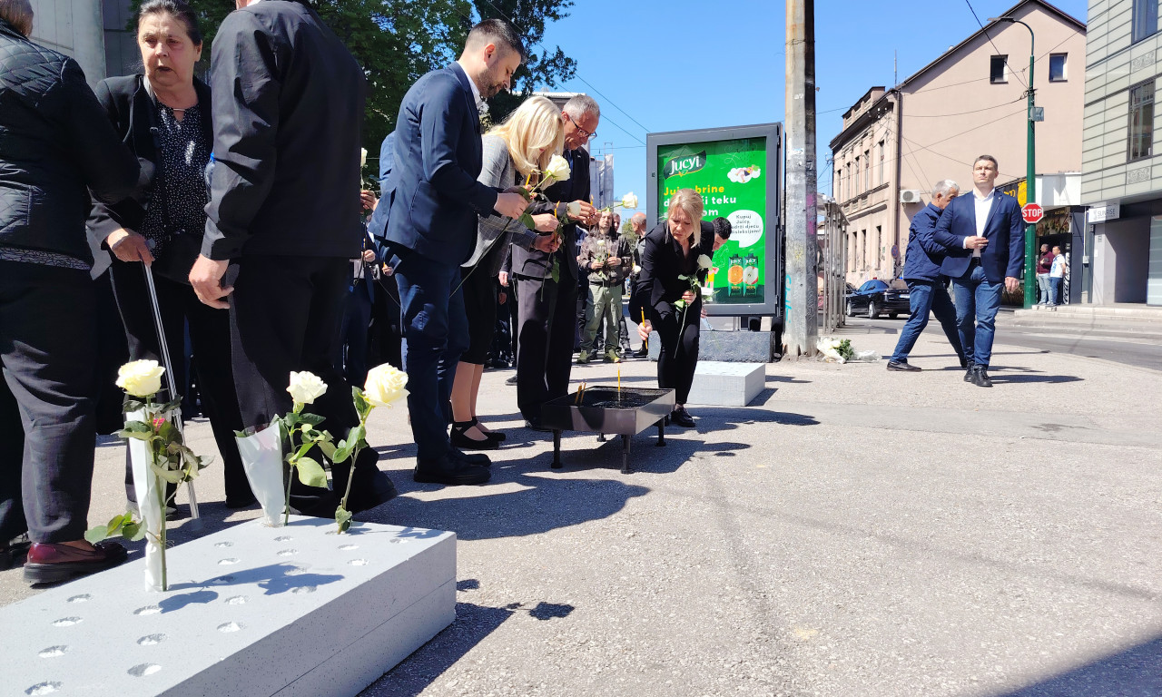 BEZ SRAMA NI ZA MRTVE Bele ruže ostavljene u pomen stradalima u Dobrovoljačkoj ubrzo završile u kontejnerima