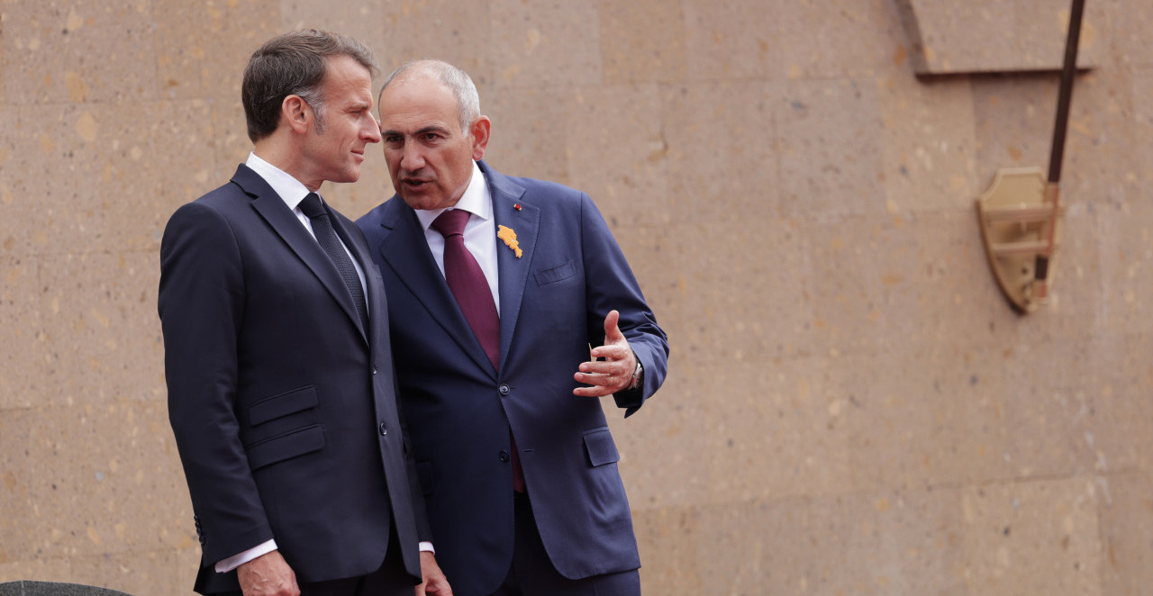 "EVROVIZIJA" U JEREVANU Makron zapevao čuvenu šansonu, evo koju pesmu je otpevao jermenski predsednik