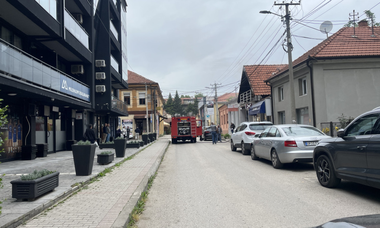 DRAMA U CENTRU ČAČKA! Izbio požar - stigli vatrogasci, obustavljen saobraćaj (FOTO)