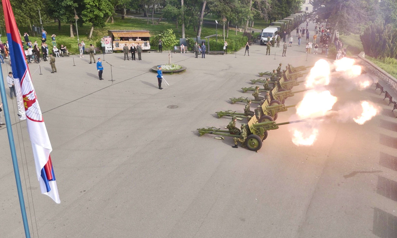 POČASNA PALJBA NA KALEMEGDANU: Vojska Srbije obeležila Dan pobede nad fašizmom (FOTO)