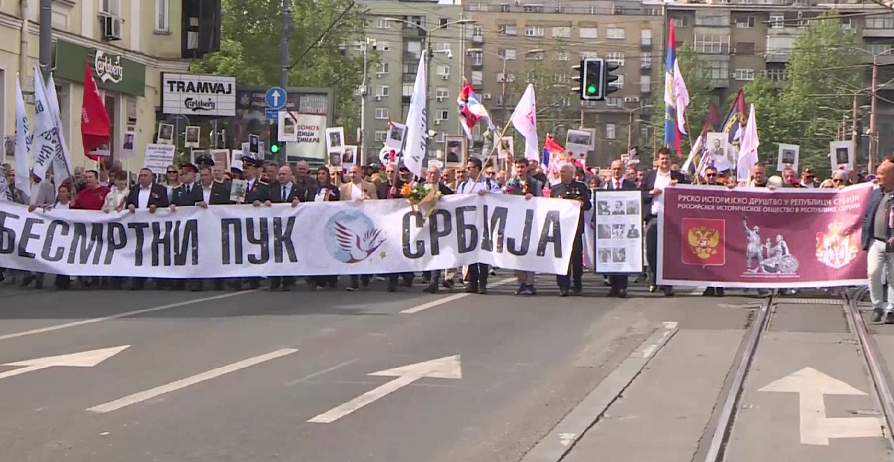 VELIČANSTVENI BESMRTNI PUK Učesnici marša nose slike članova svojih porodica (VIDEO)
