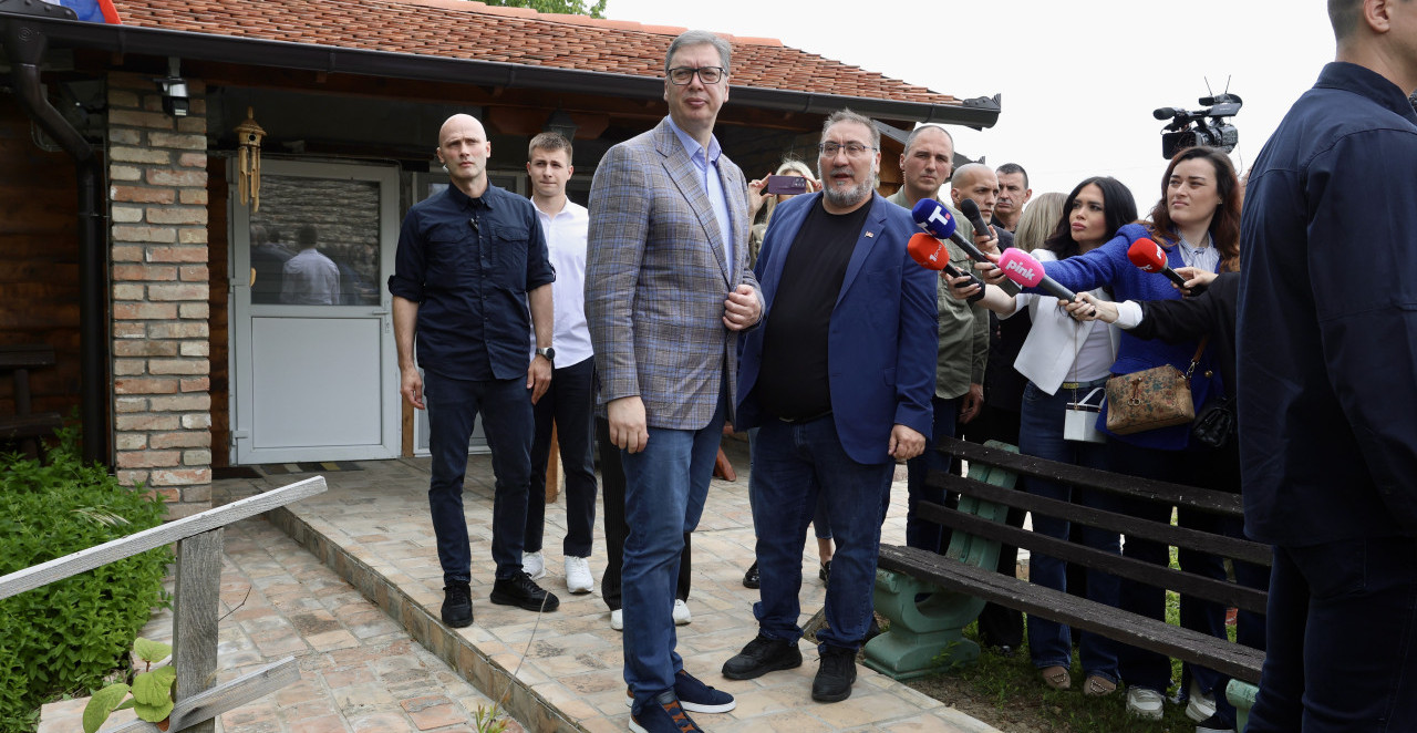 VUČIĆ PORUČIO MOL-u: Moraće da drži otvorenom Rafineriju u Pančevu