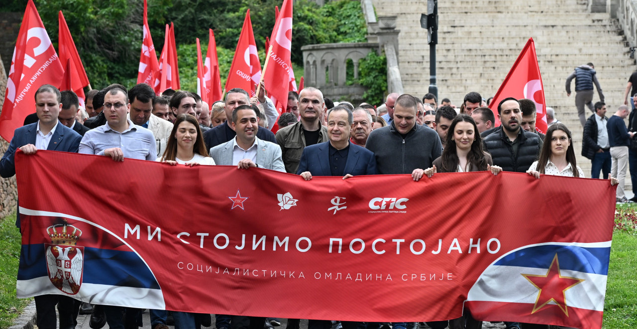 IVICA DAČIĆ I SOCIJALISTIČKA OMLADINA NA KALEMEGDANU Pogledajte transparent koji su nosili!