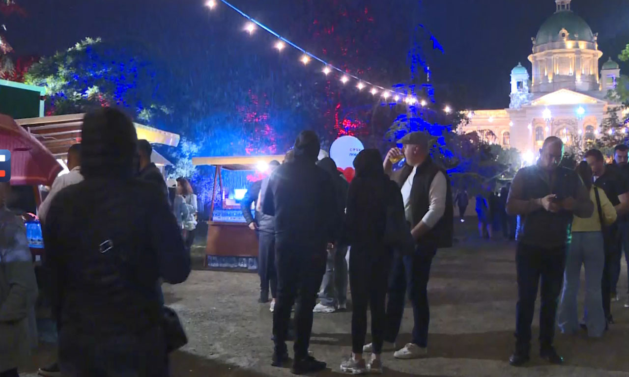PIONIRSKI PARK U BOJAMA TROBOJKE: Laseri, lampioni i orkestar na skupu "Srbija pobeđuje" (VIDEO)