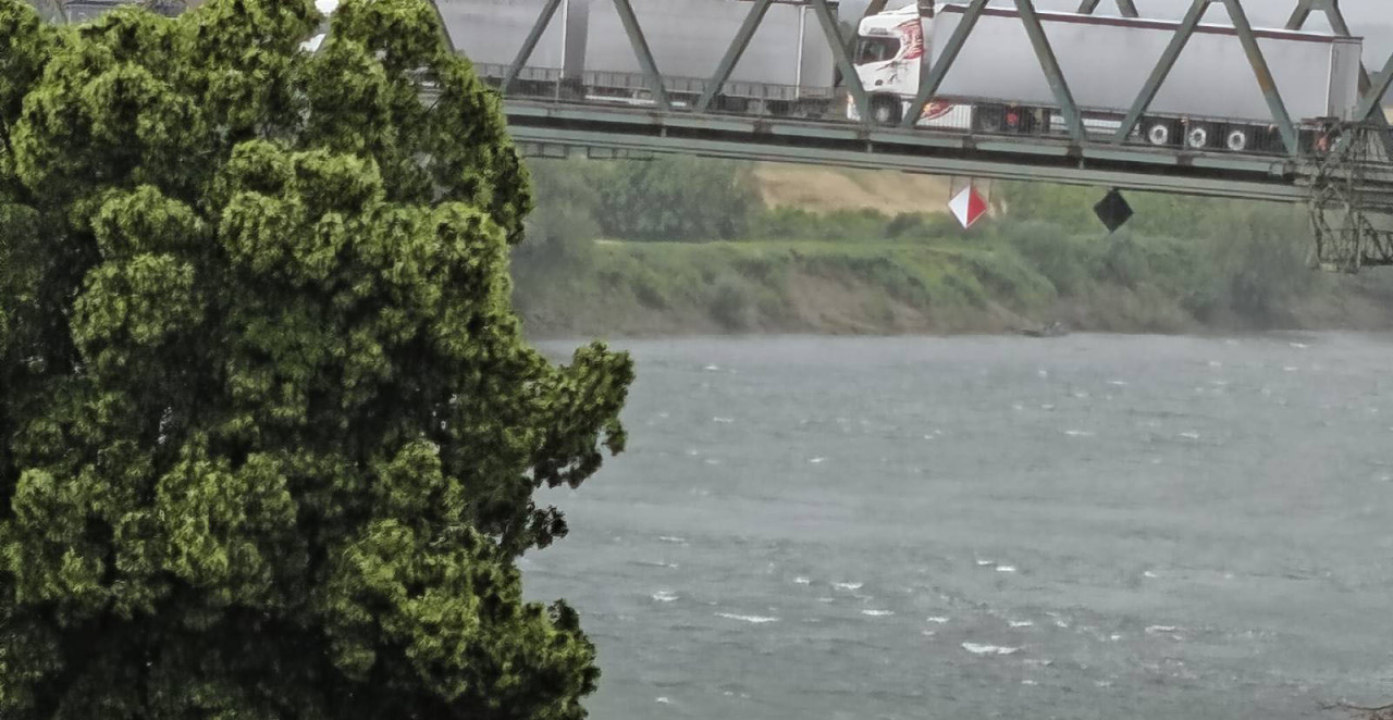 POTPUNO OBUSTAVLJEN SAOBRAĆAJ! Obrušio se deo mosta na graničnom prelazu Gradiška između BiH i Hrvatske (FOTO)