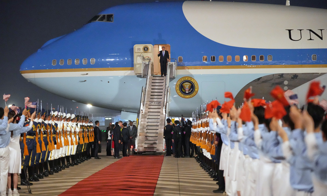 TRAMP STIGAO U PEKING! Ovo je prva poseta američkog predsednika Kini posle gotovo devet godina (FOTO)