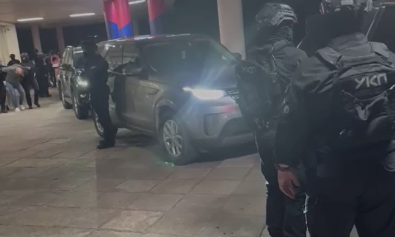 PALI POLICAJCI ZBOG NESTANKA A.N. Drama tokom hapšenja, isplivao snimak stavljanja lisica (VIDEO)