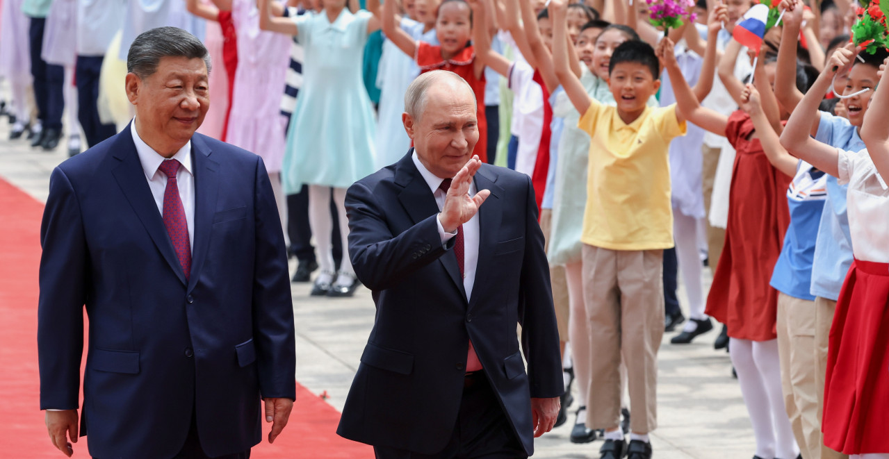 TOPOVSKA VATRA I CRVENI TEPIH ZA PUTINA Ruski lider oči u oči sa Sijem samo nedelju dana posle Trampa (FOTO)