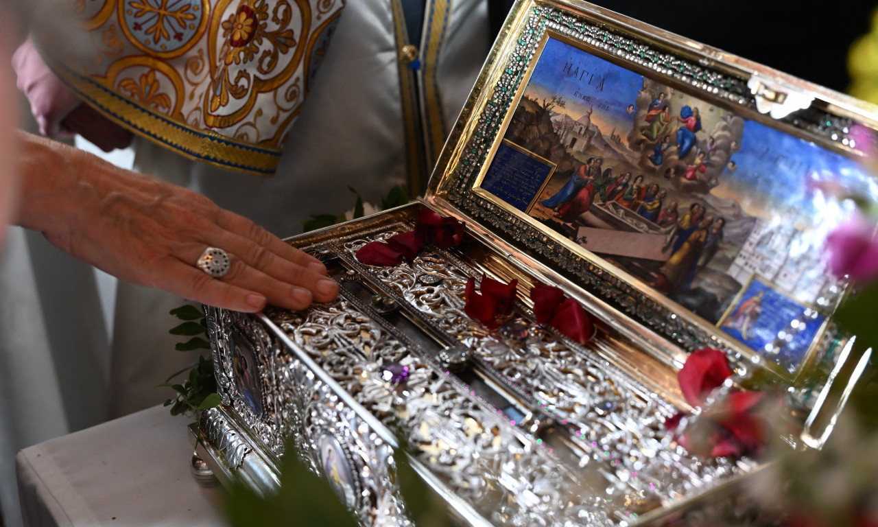 SJAJNA VEST ZA VERNIKE: Pojas Presvete Bogorodice ostaje u Hramu Svetog Save, a evo i do kada (FOTO)