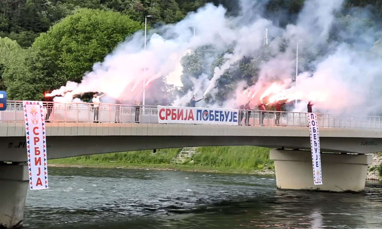 VIORE SE TROBOJKE, GORE BAKLJE! Širom zemlje transparenti "Srbija pobeđuje" u znak podrške predsedniku Vučiću (VIDEO)