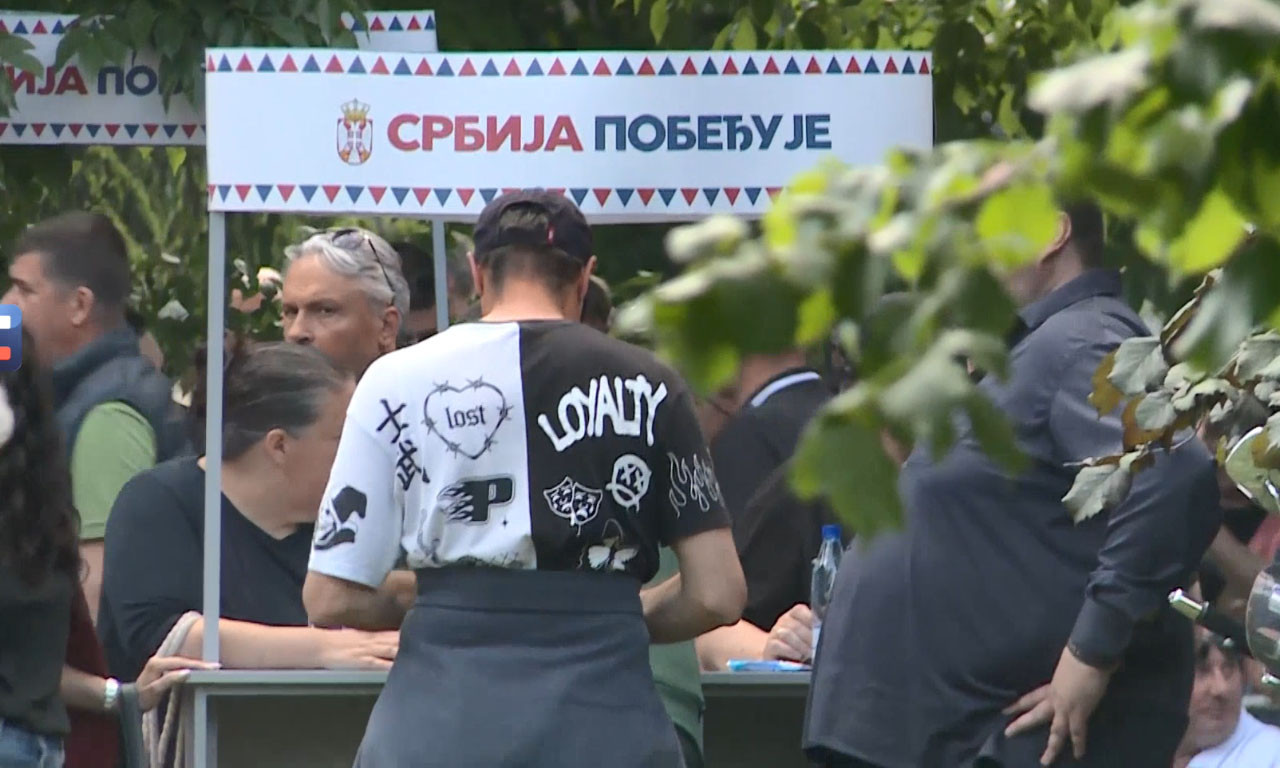 ODJEKUJU RODOLJUBIVE PESME! U Pionirskom parku skup podrške predsedniku Vučiću (VIDEO)