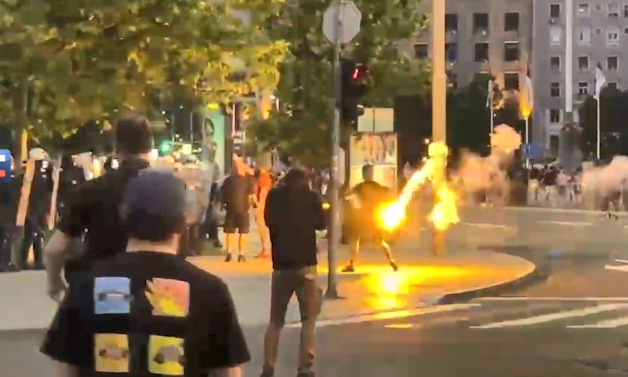 INCIDENT U BEOGRADU: Učesnici protesta gađali policajce bakljama i kamenicama, policija ih potiskuje