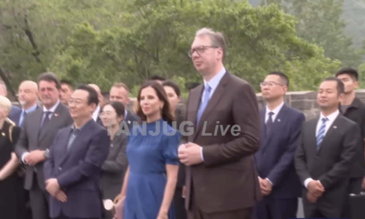 POGLEDAJTE KAKO VUČIĆ I PRVA DAMA UŽIVAJU U SRPSKOM KOLU USRED KINE Predsednik obilazi Kineski zid (VIDEO)
