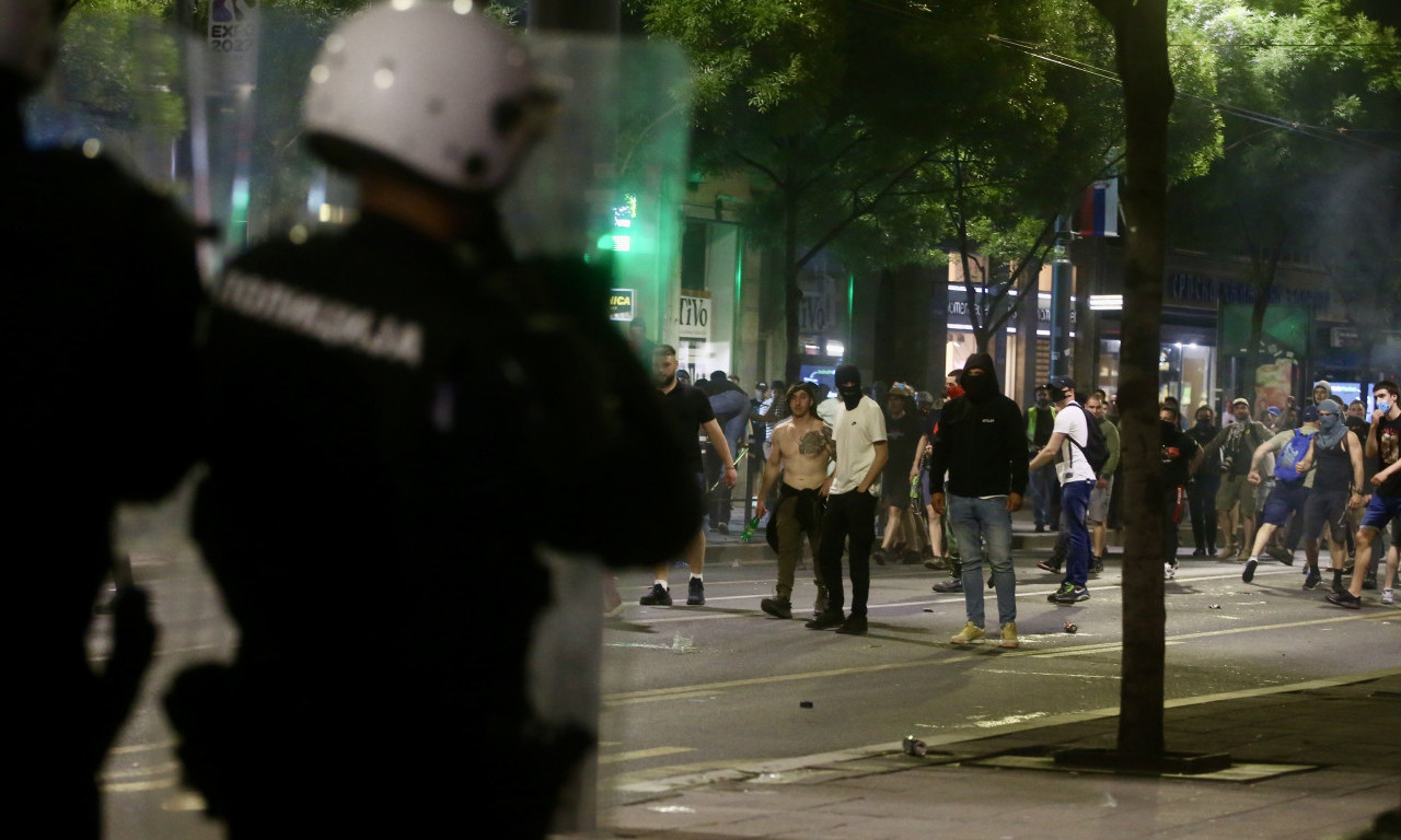 KAMENJEM GAĐALI POLICAJCE, UDARALI IH MOTKAMA... 47 lica uhapšeno nakon protesta na Slaviji, jedan sa diplomatskim dokumentom!