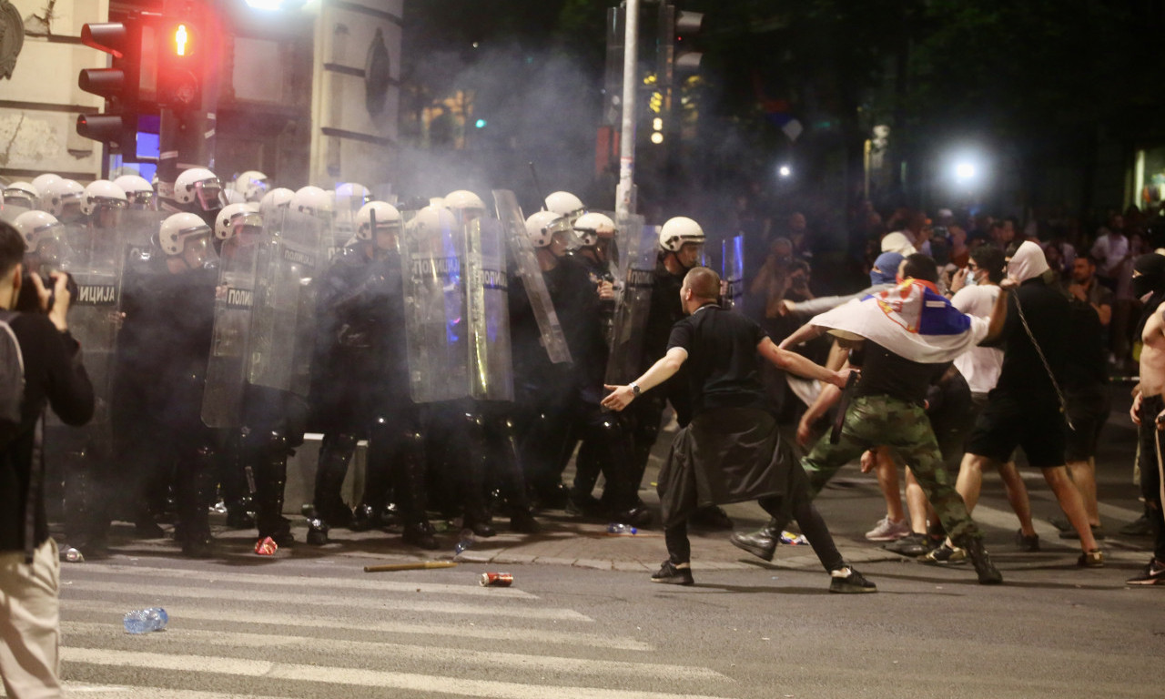 TOPOVSKI UDARI, BACANJE KAMENICA I BAKLJI NA POLICIJU... Pogledajte hapšenje dvojice nakon protesta u Beogradu (VIDEO)
