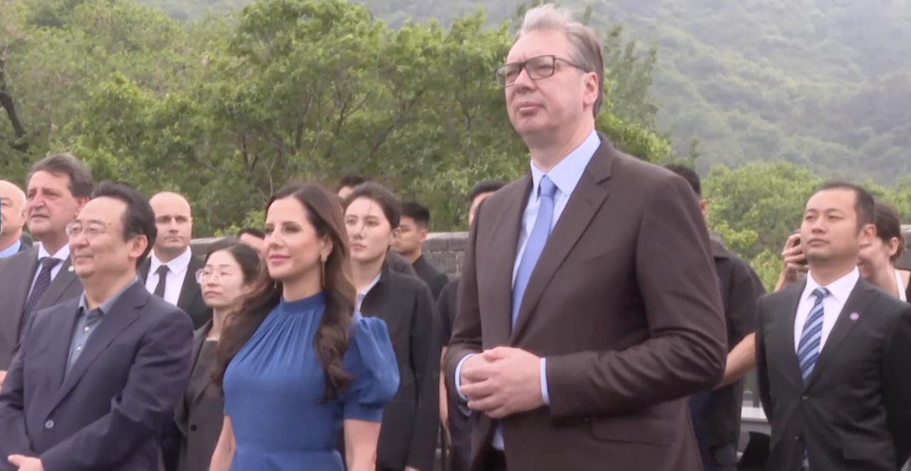 POGLEDAJTE KAKO VUČIĆ I PRVA DAMA UŽIVAJU U SRPSKOM KOLU USRED KINE Tokom obilaska Kineskog zida predsednik otkrio važan cilj posete (VIDEO)