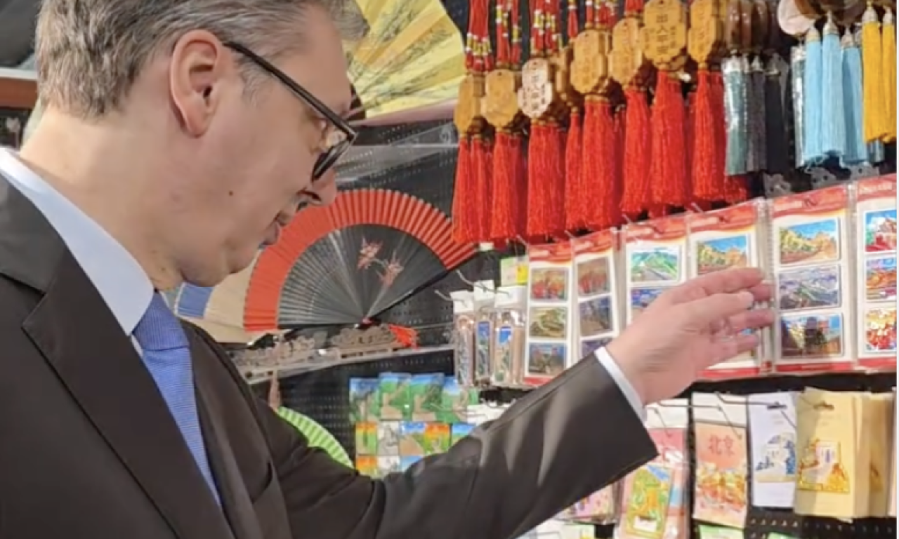 VUČIĆ KUPIO SVOJOJ DECI POKLONE U KINI Pogledajte šta je pazario za Vukana, Milicu i Danila (VIDEO)