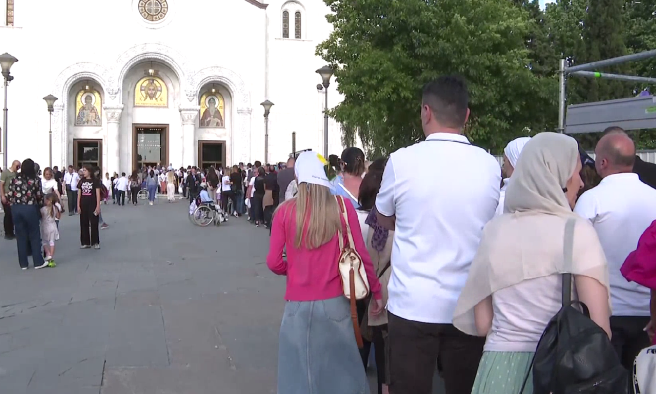 I PO NEKOLIKO SATI: Hiljade vernika čeka na poklonjenje Pojasu Presvete Bogorodice (VIDEO)
