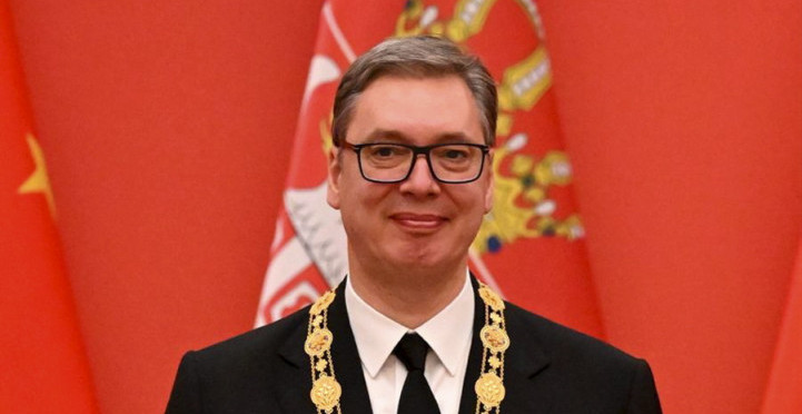 DIRLJIV DOČEK VUČIĆA U ĐASINGU Roboti zaigrali srpsko kolo "Moravac"