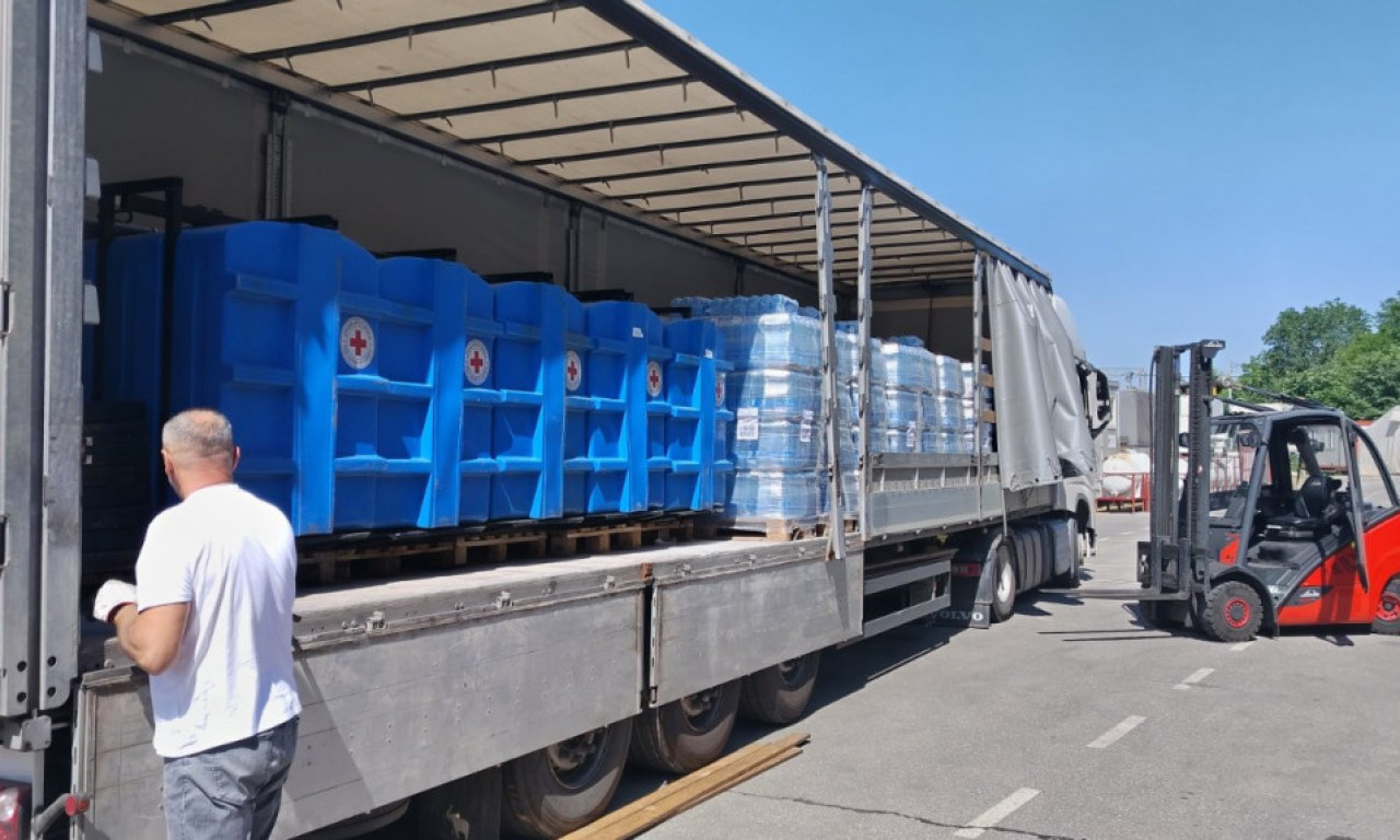 STIGLA POMOĆ UGROŽENIMA U ČAČKU I LUČANIMA: Crveni krst dopremio 16.200 litara flaširane vode