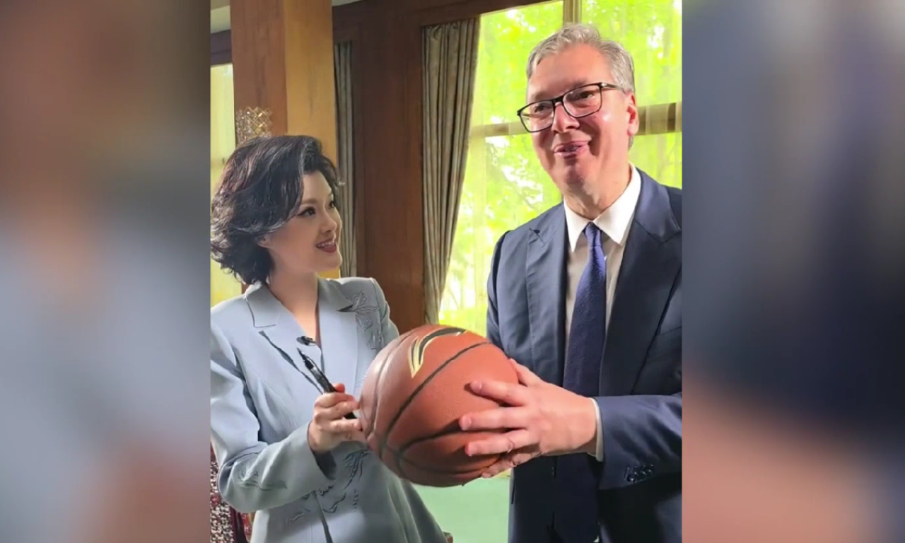 "KAD AUTOGRAM POSTANE MALI ČAS KINESKOG JEZIKA": Predsednik Vučić se u Kini potpisao brojem 577 na košarkaškoj lopti (VIDEO)