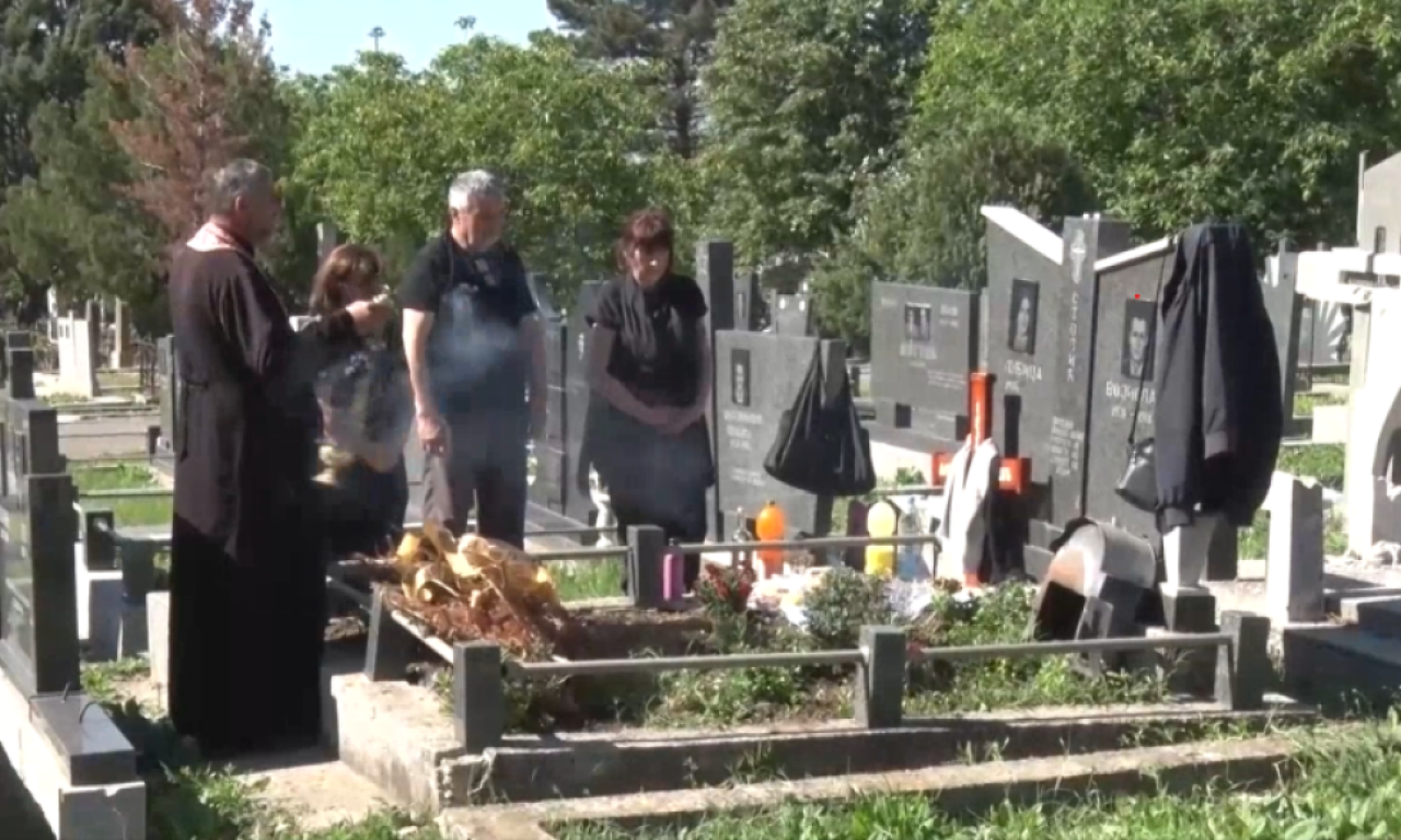 SEĆANJE NA NAJMILIJE: Na groblju u Prištini obeležene zadušnice, prištinski paroh pozvao vernike da dođu