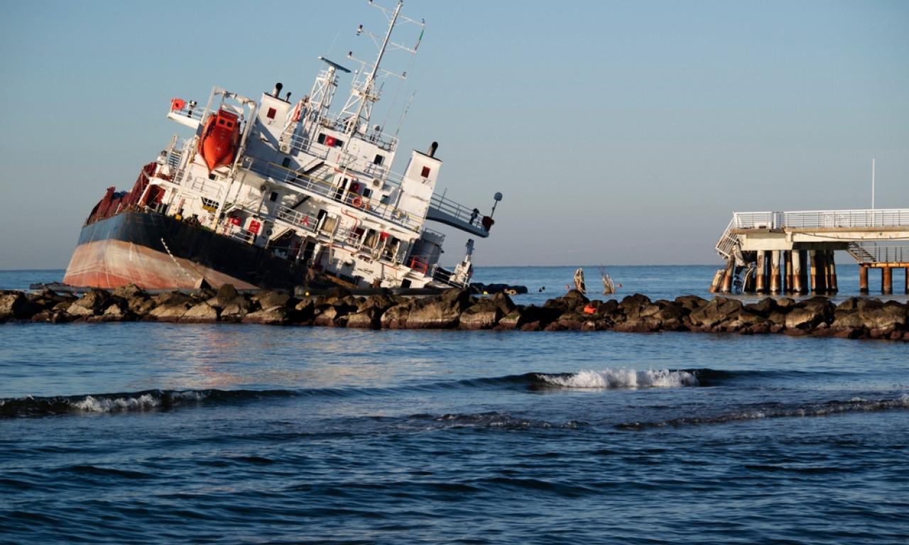 DRAMA U POZNATOM LETOVALIŠTU! Potonuo turistički brod sa 148 putnika (VIDEO)
