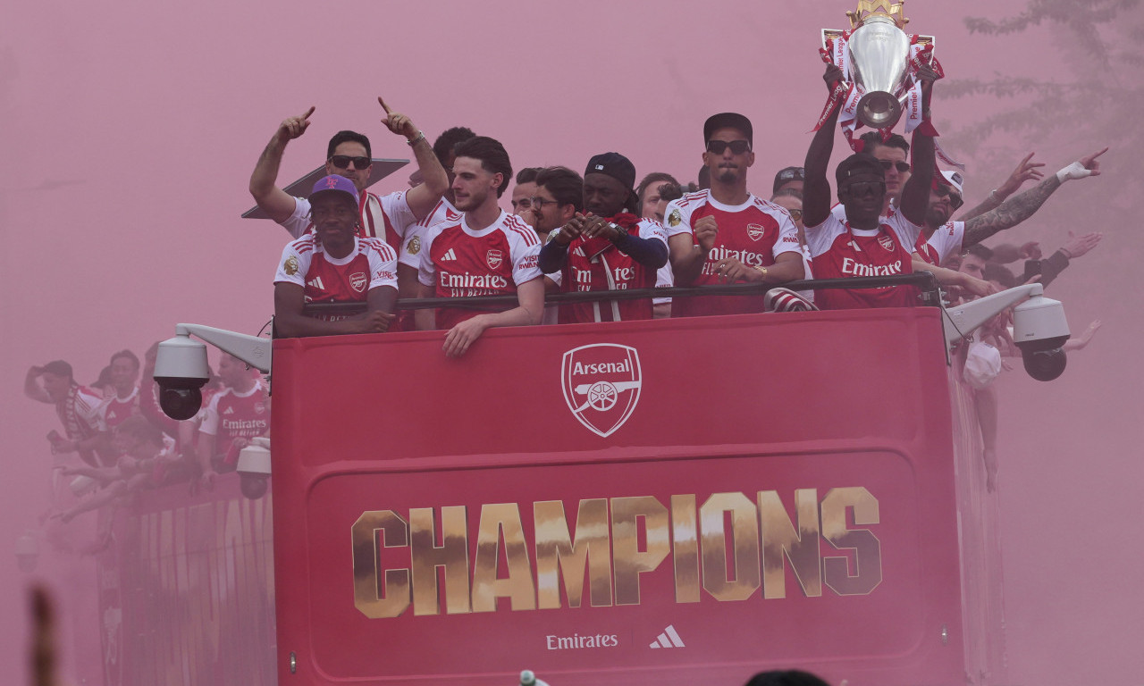 IGRAČI VIDNO UTUČENI! Fudbaleri Arsenala nakon poraza u finalu Lige šampiona učestvovali na paradi u Londonu (FOTO)