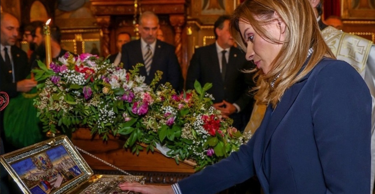 SNAŽNA PORUKA U TRENUTKU KADA CELA SRBIJA GLEDA KA HRAMU Milica Đurđević Stamenkovski celivala Pojas Presvete Bogorodice (FOTO)