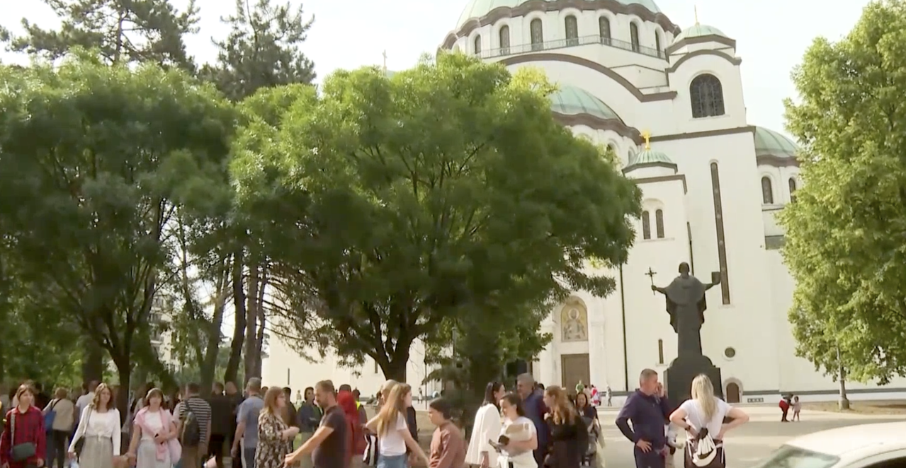 DRAMA U REDU ZA CELIVANJE POJASA PRESVETE BOGORODICE Reagovala policija ispred Hrama!