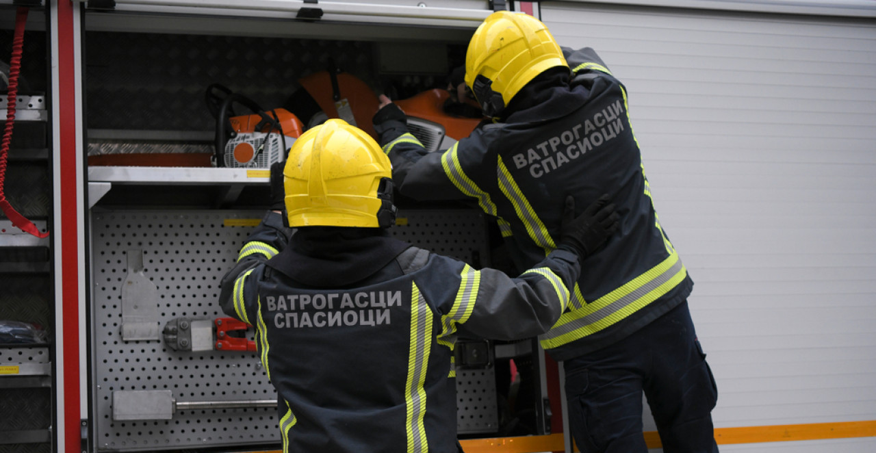 LOKALIZOVAN POŽAR U MAGACINU U BARAJEVU! Vatrogasci i policija i dalje na licu mesta