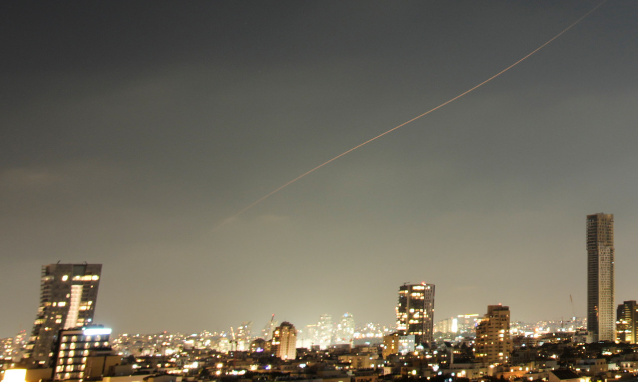 DRAMA NA BLISKOM ISTOKU: Iran lansirao balističke rakete na Izrael! (FOTO)