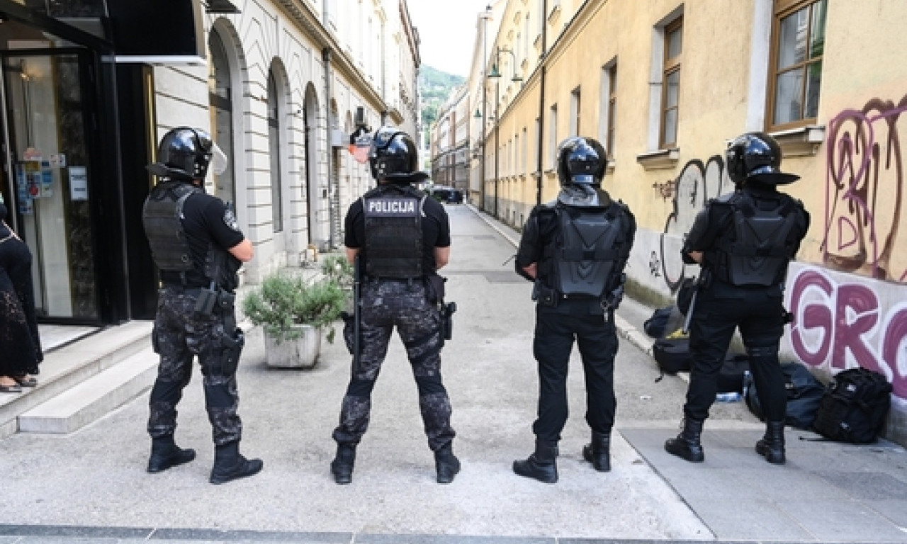SPECIJALCI NA TERENU! VANREDNO STANJE U VIŠE GRADOVA U toku pretresi zbog sumnje na eksploziv i oružje!