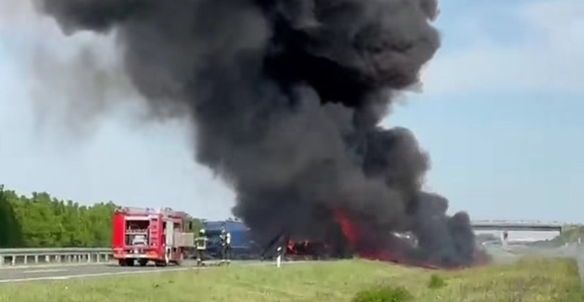 KAMION U PLAMENU: Težak sudar na auto-putu kod Šimanovaca! (VIDEO)