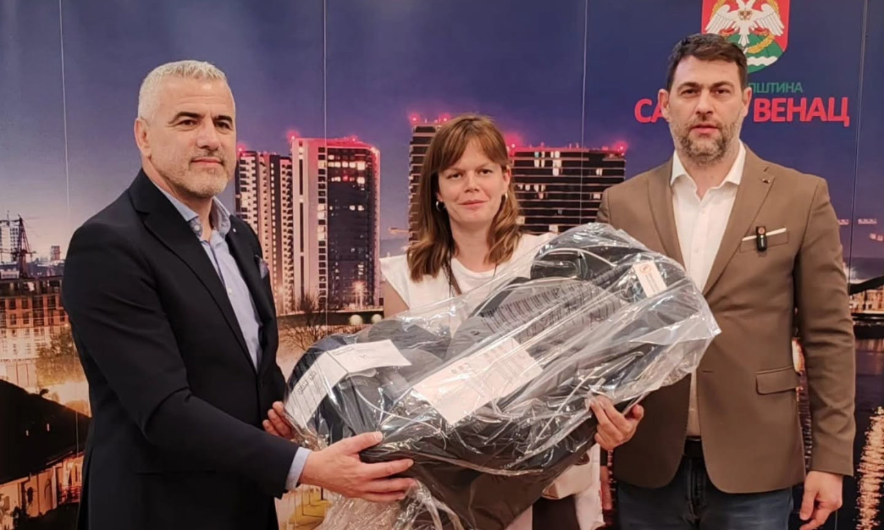 ŠESTU GODINU ZAREDOM: Opština Savski venac i AMSS podelili roditeljima auto-sedišta za decu (FOTO)