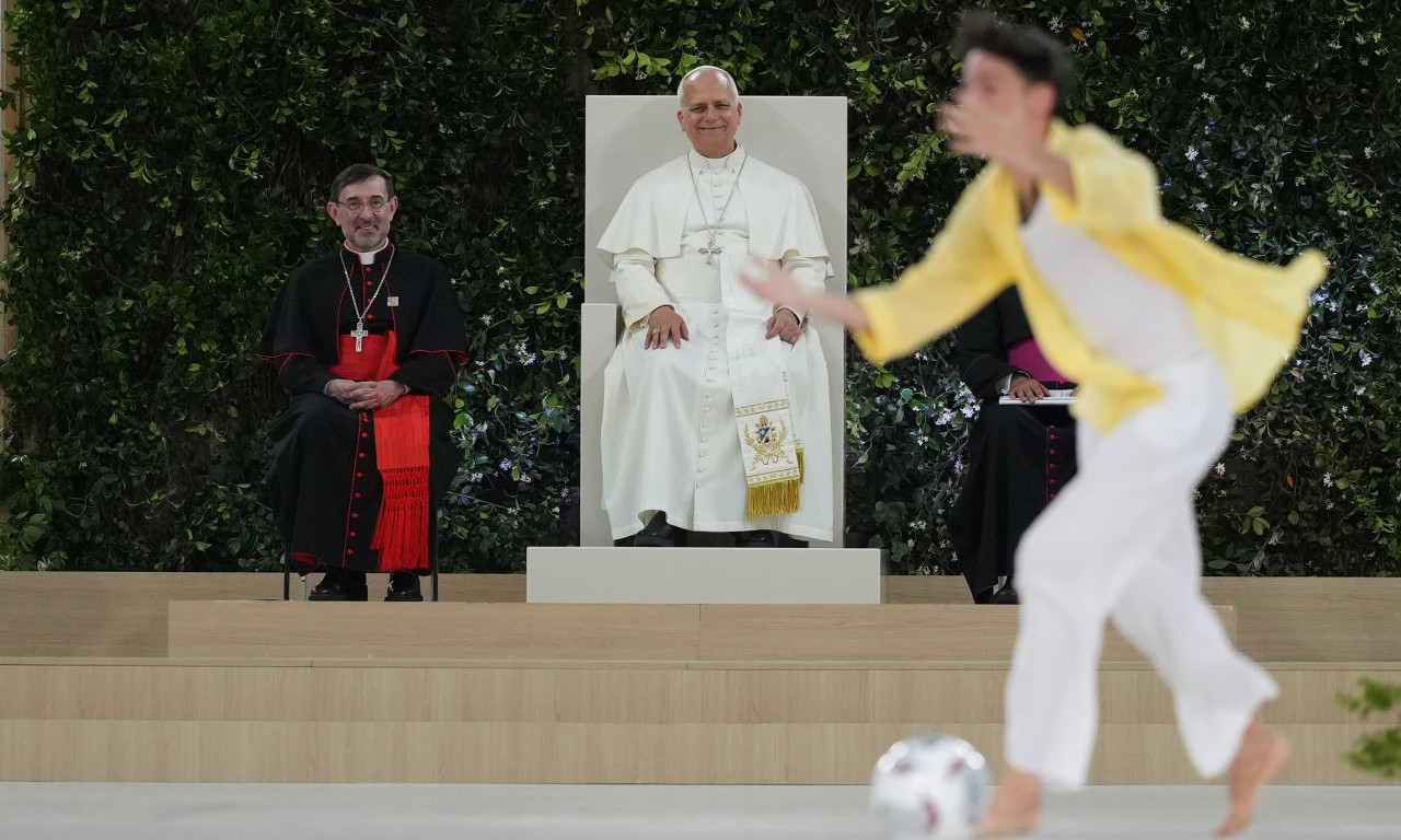SA BROJEM 1: Papa Lav XIV dobio na poklon dres Real Madrida sa svojim imenom (FOTO)