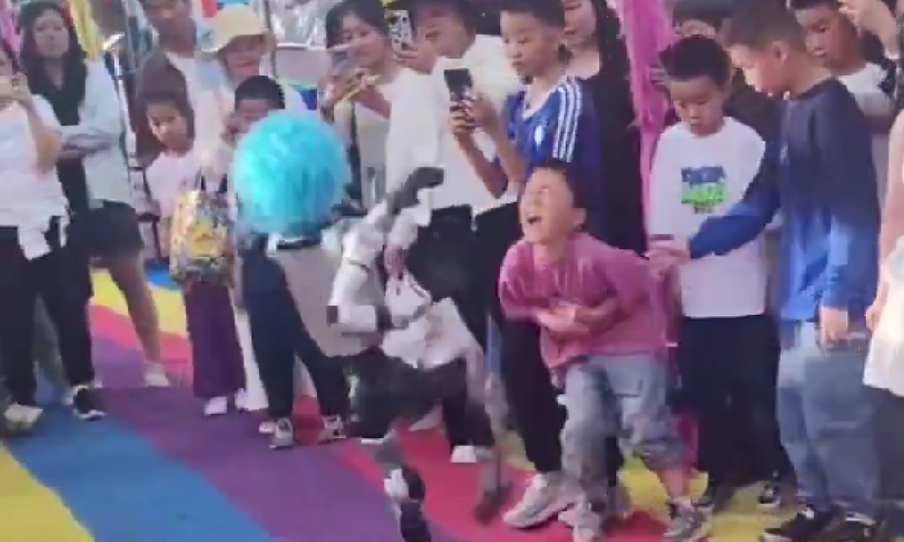 SNIMAK IZAZVAO PANIKU: Humanoidni robot u Kini šutnuo dete u stomak! (VIDEO)