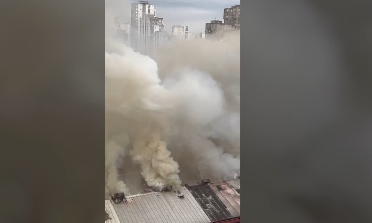 IMA POVREĐENIH U POŽARU NA NOVOM BEOGRADU! Jedna stvar otežava gašenje buktinje u tržnom centru (VIDEO)