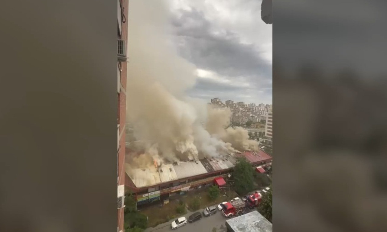 STRAŠAN SNIMAK POŽARA U TRŽNOM CENTRU "ENJUB" Plamen bukti, crni dim prekrio Novi Beograd (VIDEO)