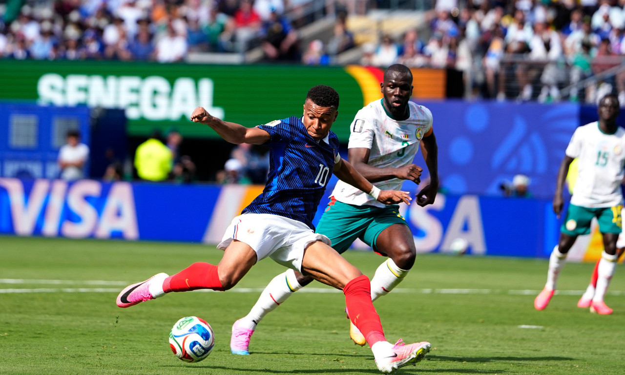MBAPE DVOSTRUKI STRELAC: Fudbaleri Francuske pobedili Senegal rezultatom 3:1 (FOTO)