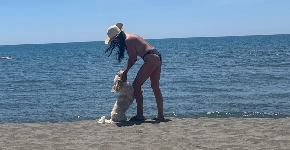 PAPARACO FOTOGRAFIJE 18+ Srpska glumica uhvaćena na skrivenoj plaži u izdanju koje svi komentarišu